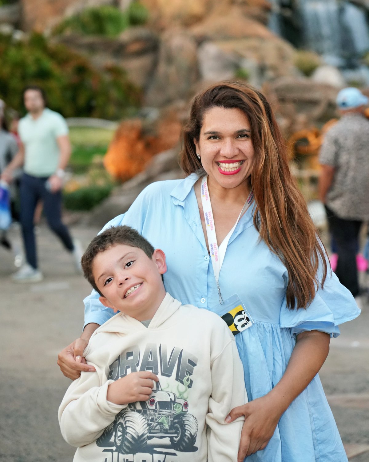Mey, agente de viajes, con su hijo en Animal Kingdom